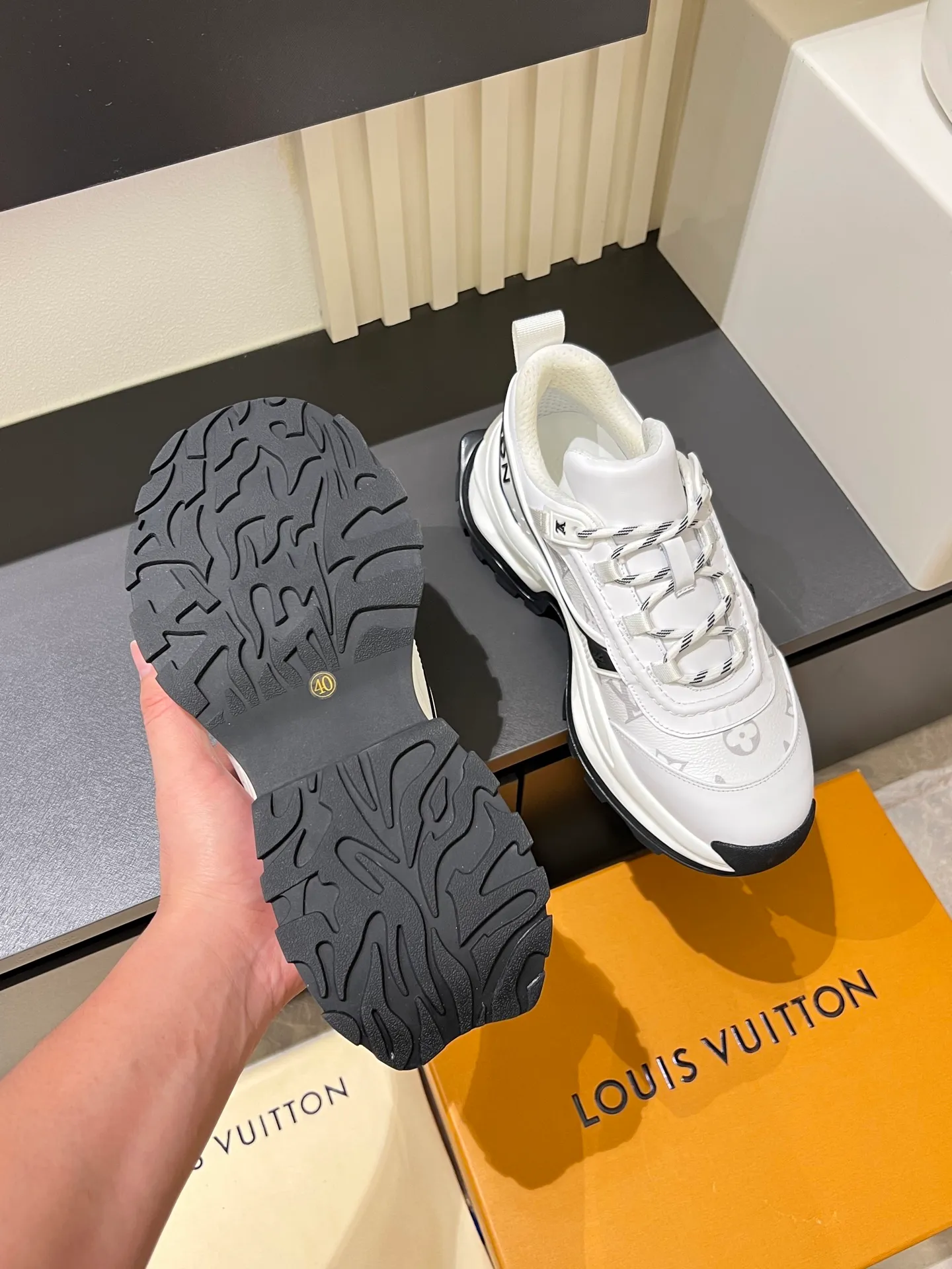 p600 "LOUI* VUITTO*" popular men's casual shoes, genuine development in Italy 💯Purchasing level quality ✔️The upper is made of first-layer cowhide, comfortable and soft sheepskin feet ⚡️ Fashionable and versatile, the toe last shape is firm and full, the soles are made from original LV molds and can be freely entered and exited the counter. Light and comfortable on the feet~Purely handmade, details determine quality! Size:39-44!